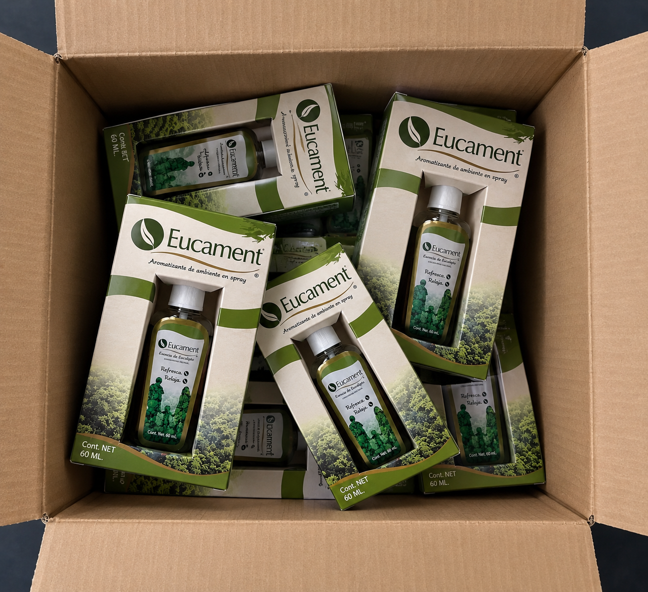Caja de distribuidor abierta con estuches de Eucament, esencia de eucalipto en spray de 60 ml